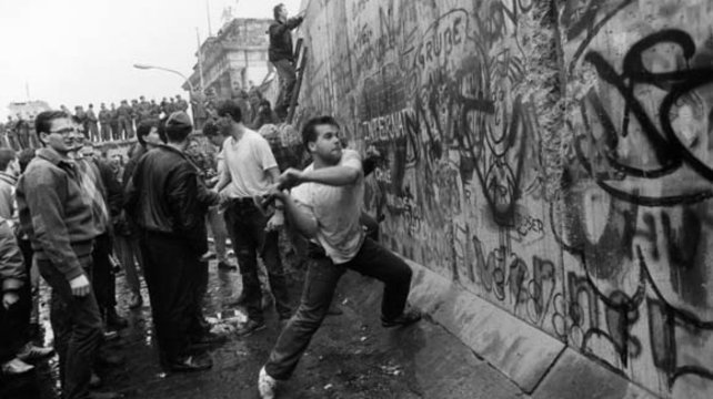 Destruction du Mur de Berlin PHOTO DR