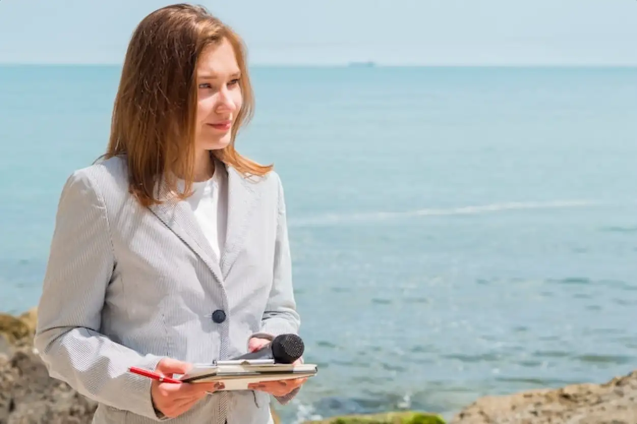 Journalist woman being at the sea