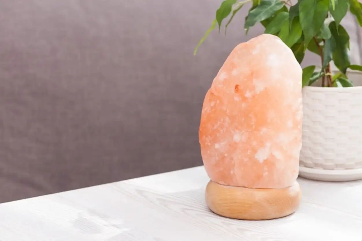 Himalayan pink salt crystals lamp at home