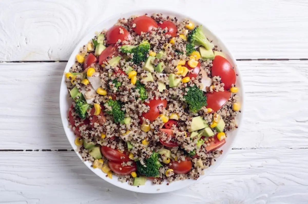 assiette quinoa légumes frais