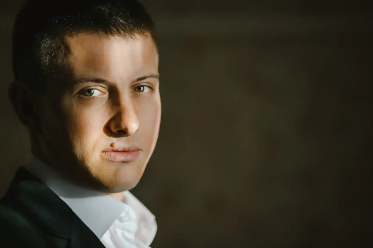 Groom's portrait with a piercing look
