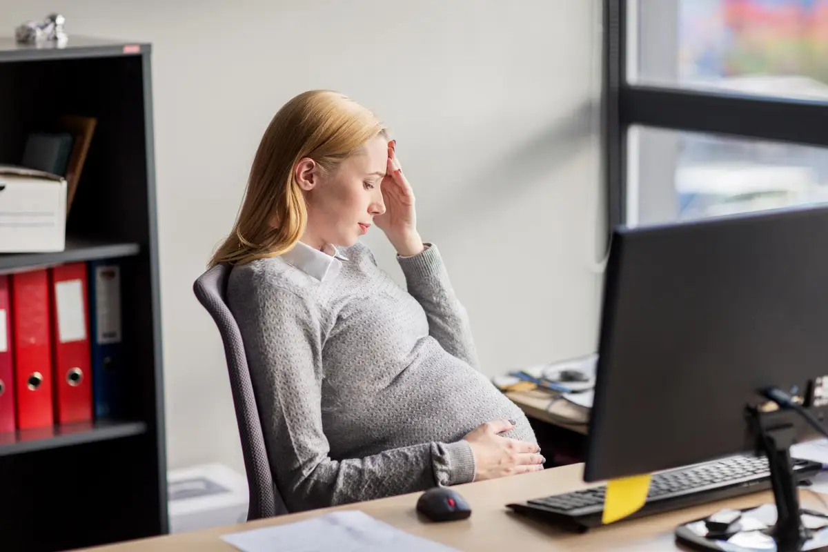 femme enceinte fatiguée repos bureau