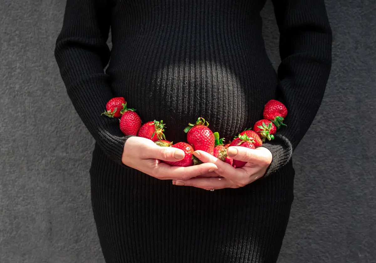 ventre grossesse 8 SA, femme enceinte début, embryon taille framboise