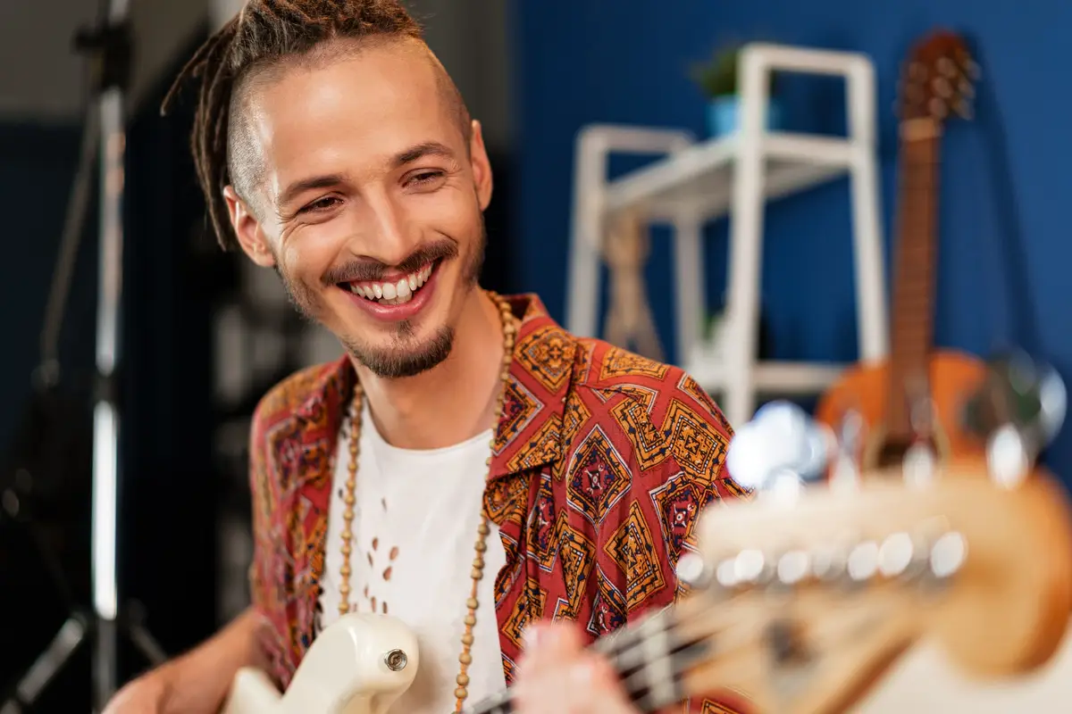 Pierre Guénard chanteur scène concert sourire
