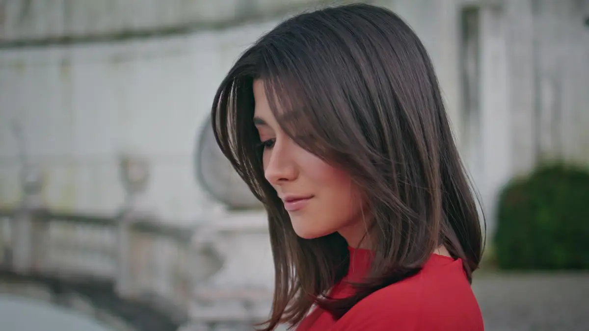 frange effilée côté femme cheveux longs