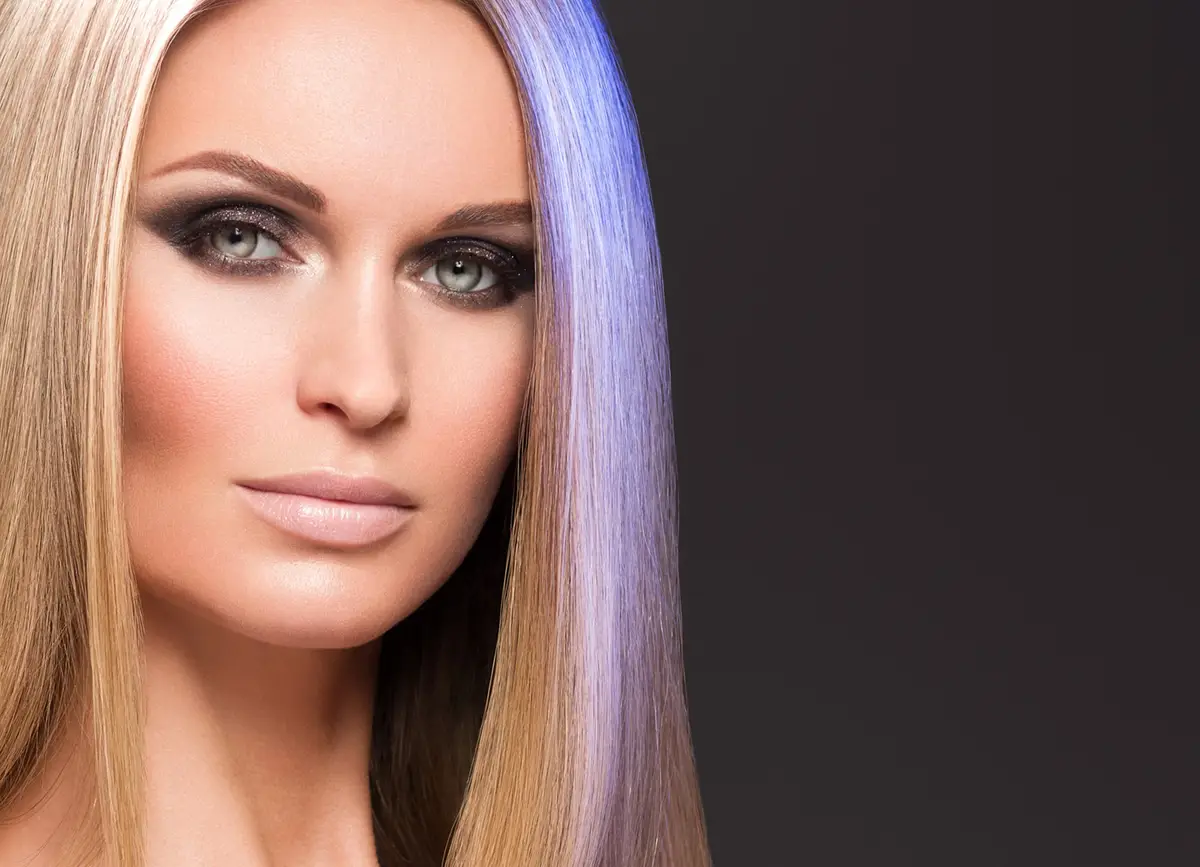 mèches blondes cheveux noirs balayage contraste