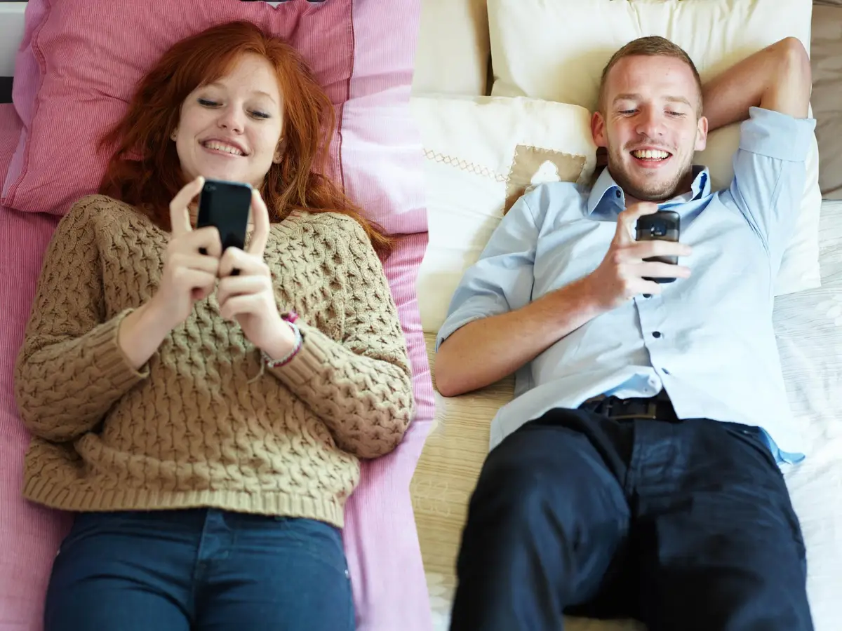 couple smartphone distance