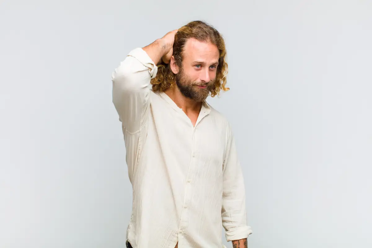 homme cheveux épais