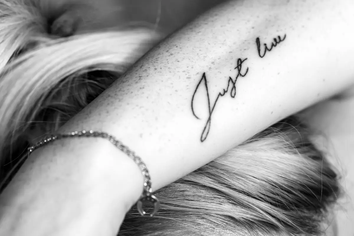 tatouage initiales poignet