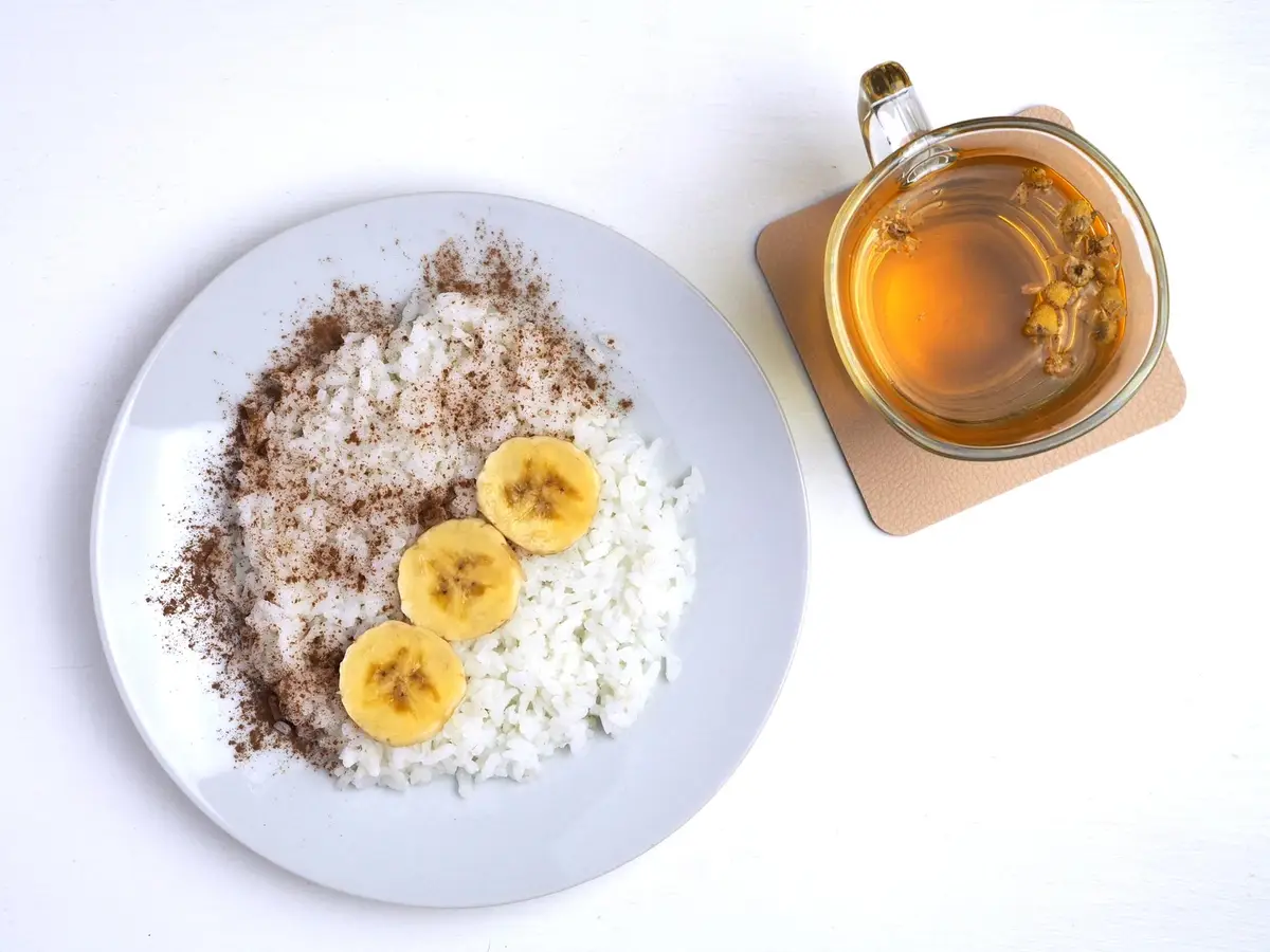 bol riz blanc, banane, tisane