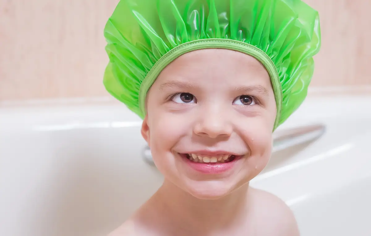 enfant cheveux bonnet bain