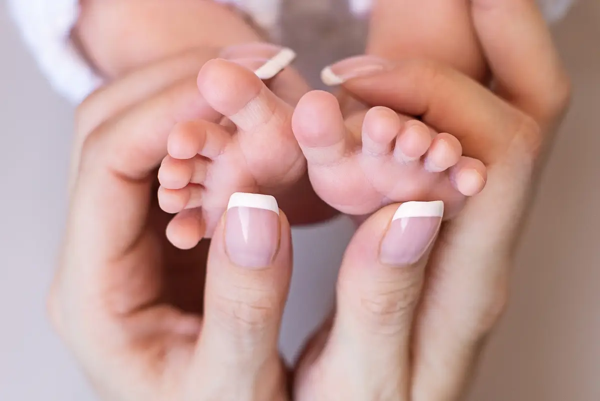 pied bébé ongle