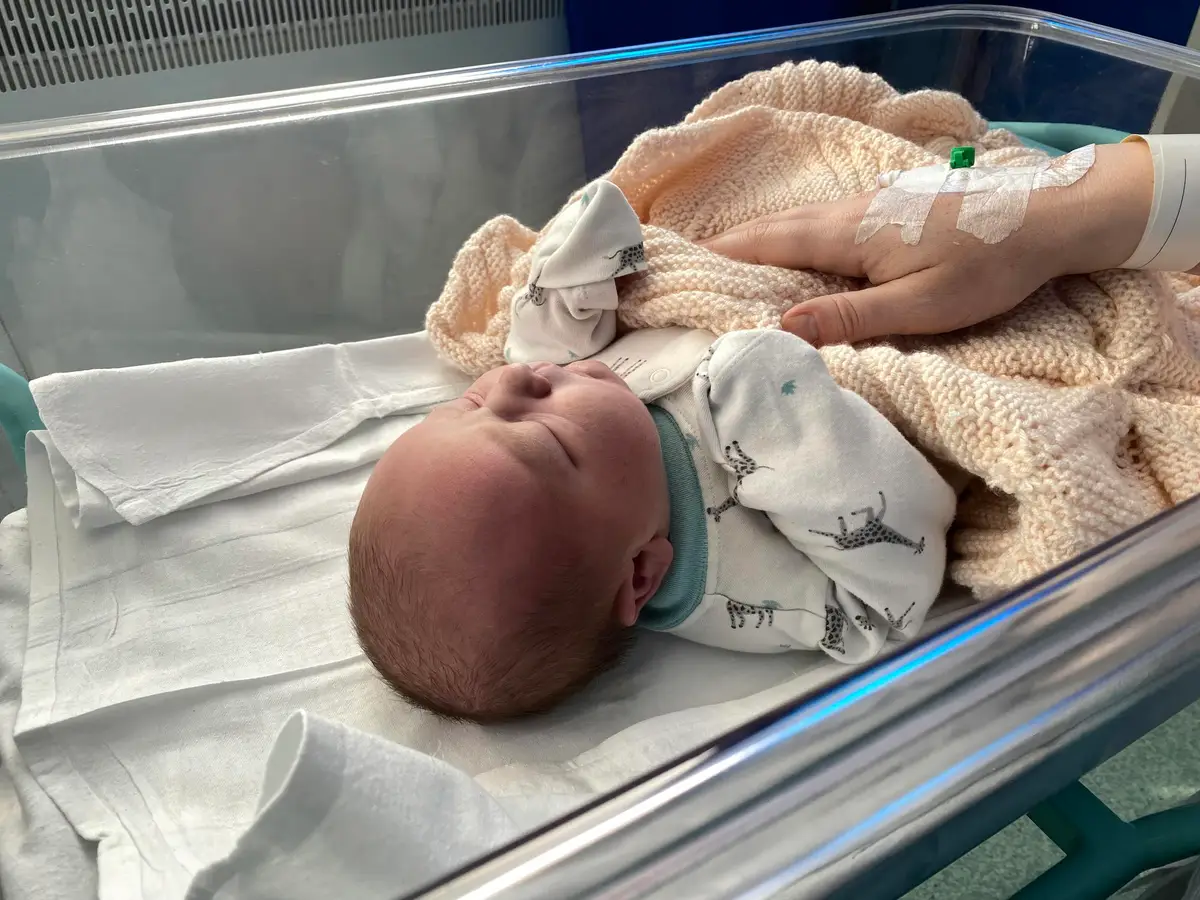 bébé prématuré couveuse